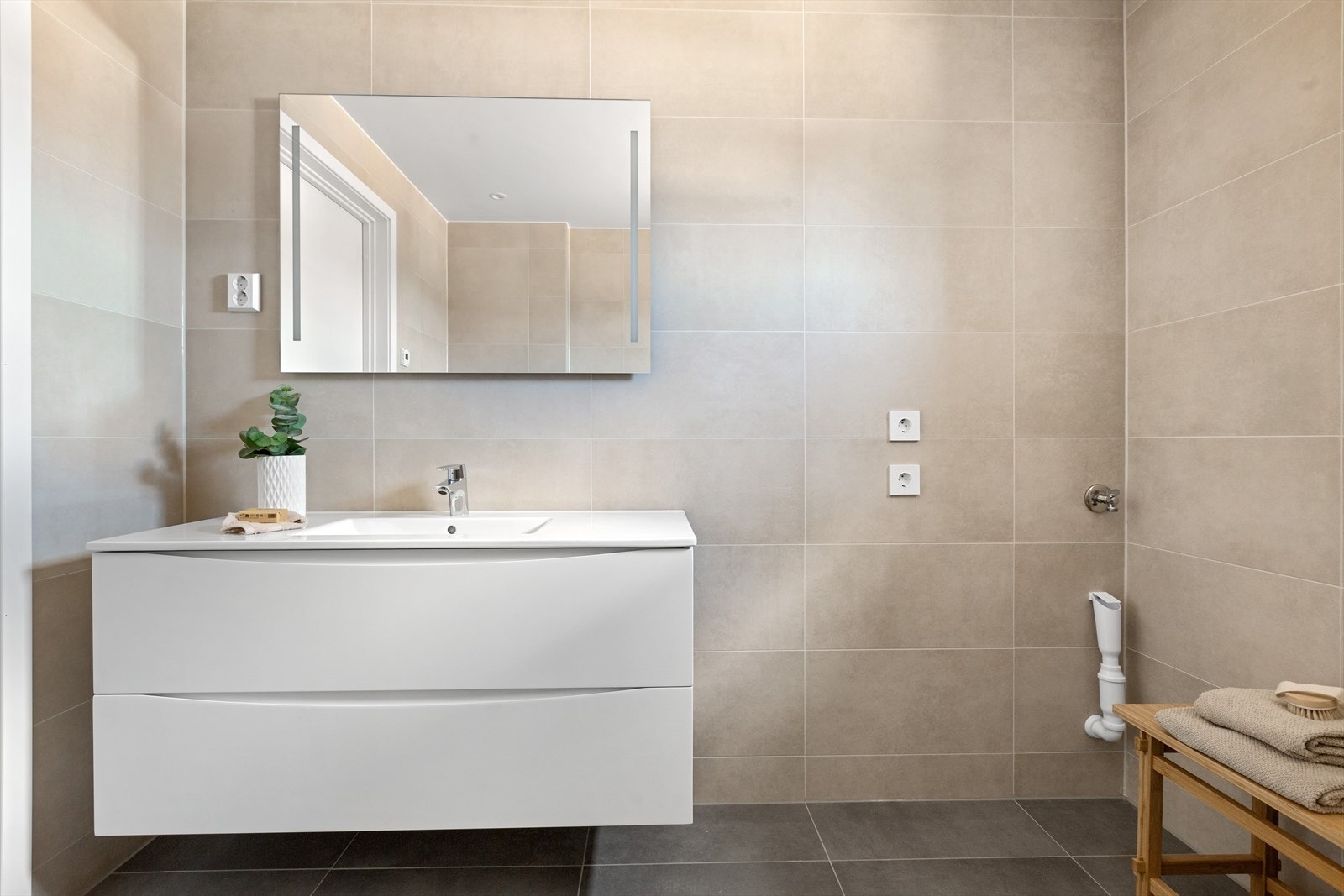 Det er opplegg for vaskemaskin på baderommet. Galleribilde