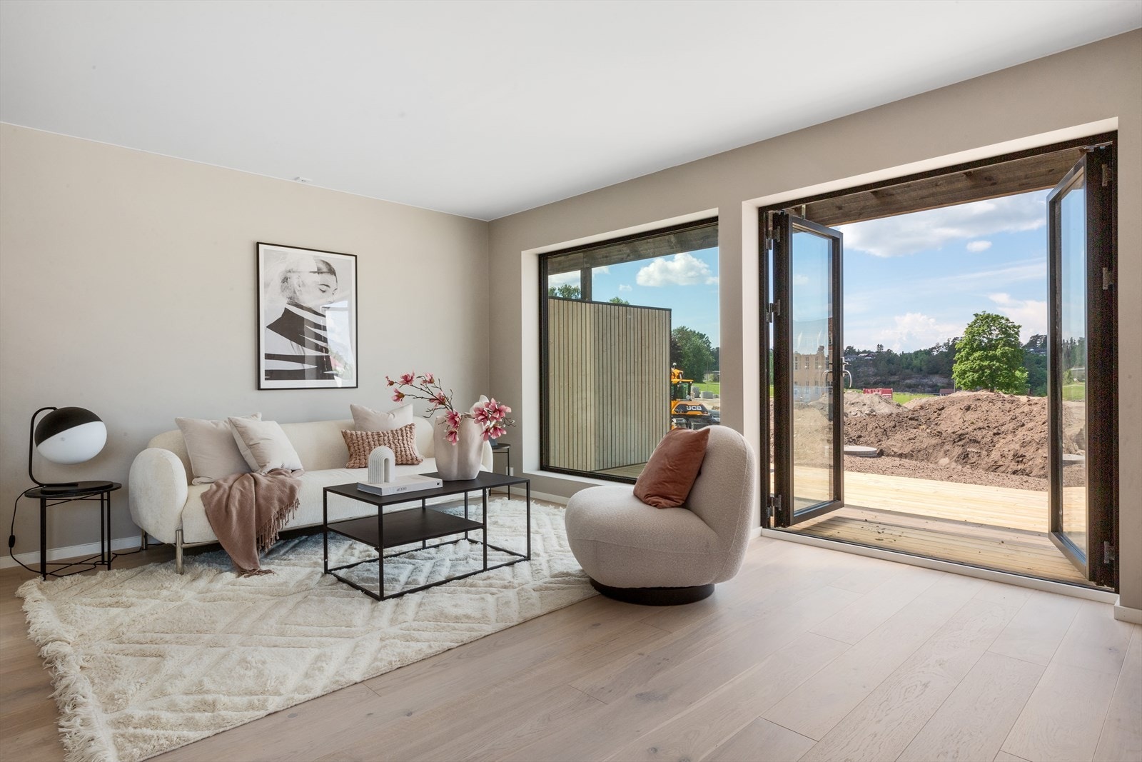 Fra stuen er det utgang til vestvendt terrasse og hage. Galleribilde