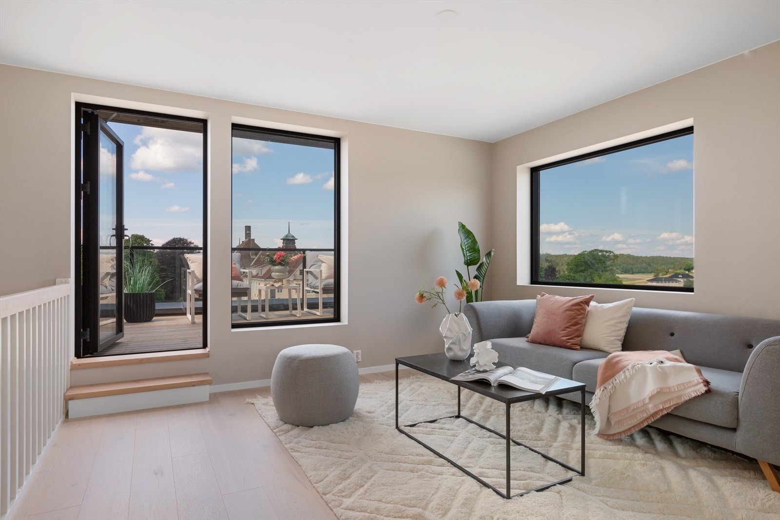 Boligen har romslig loftstue med utgang til vestvendt takterrasse. Galleribilde