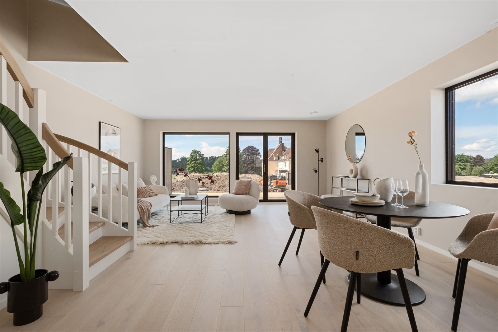 Boligen har en flott standard og godt med lysinnslipp fra to sider. Oppvarming med vannbåren varme i hele 1.etasje. Galleribilde