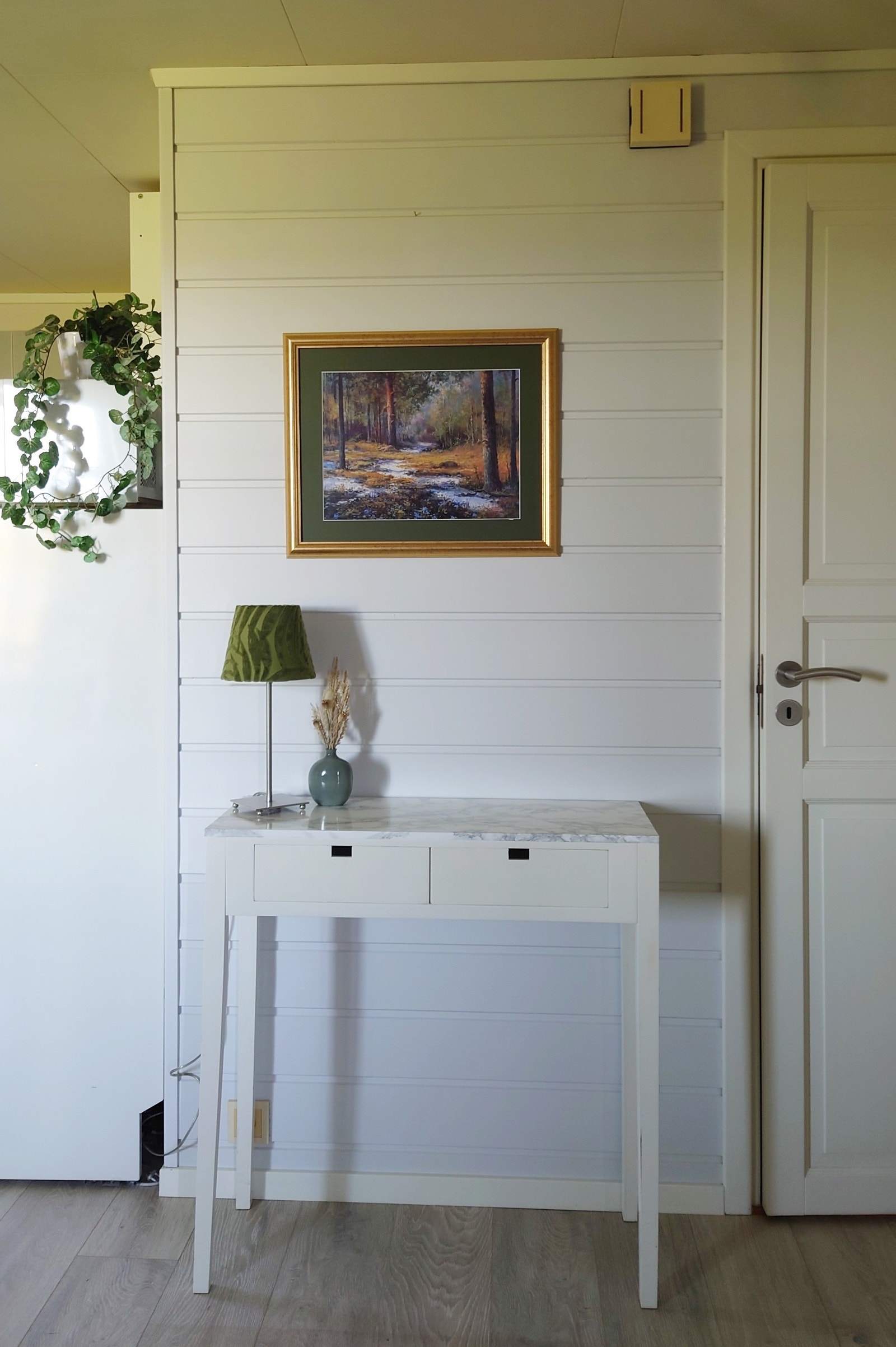 Døren til høyre er inn til bod Galleribilde