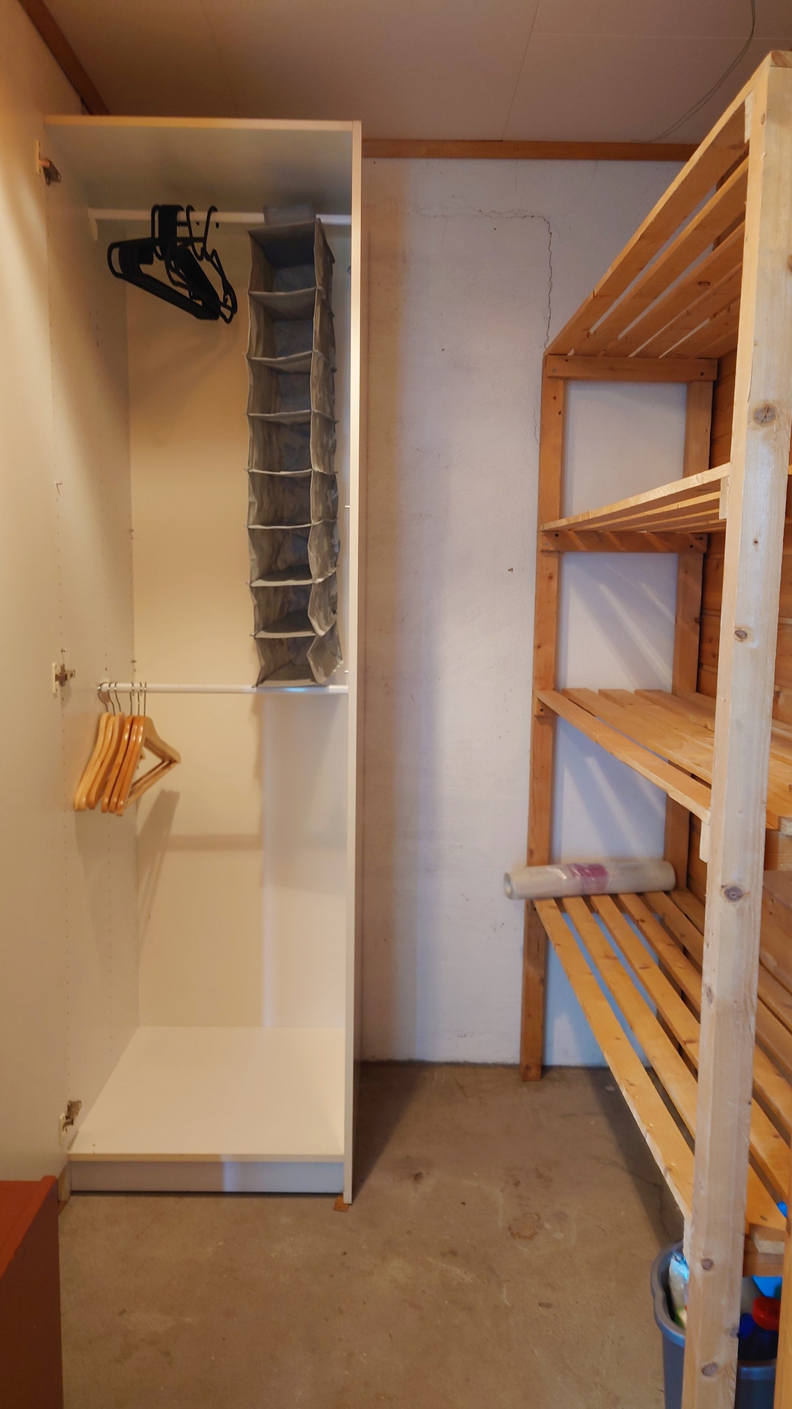 Bod med kleskap, hyller og lav kommode Galleribilde