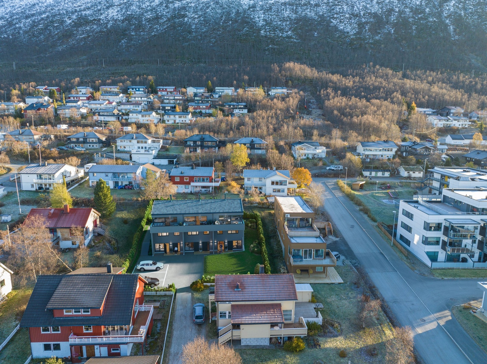 Eiendommen ligger skjermet og flott til på Tomasjord.
Bildet er en illustrasjon, avvik kan forekomme. Galleribilde
