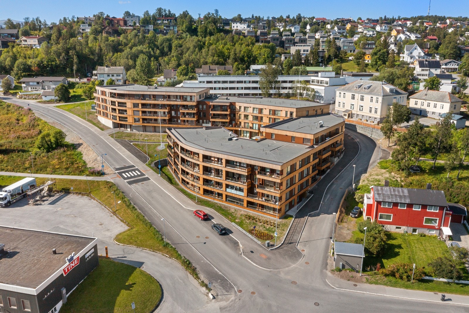 Leilighetene har svert god beliggenhet med gangavstand til alt du trenger, samtidig som det er beliggende i et rolig område parfekt for alle livsfaser, alt fra barnefamilier til eldre par! Galleribilde