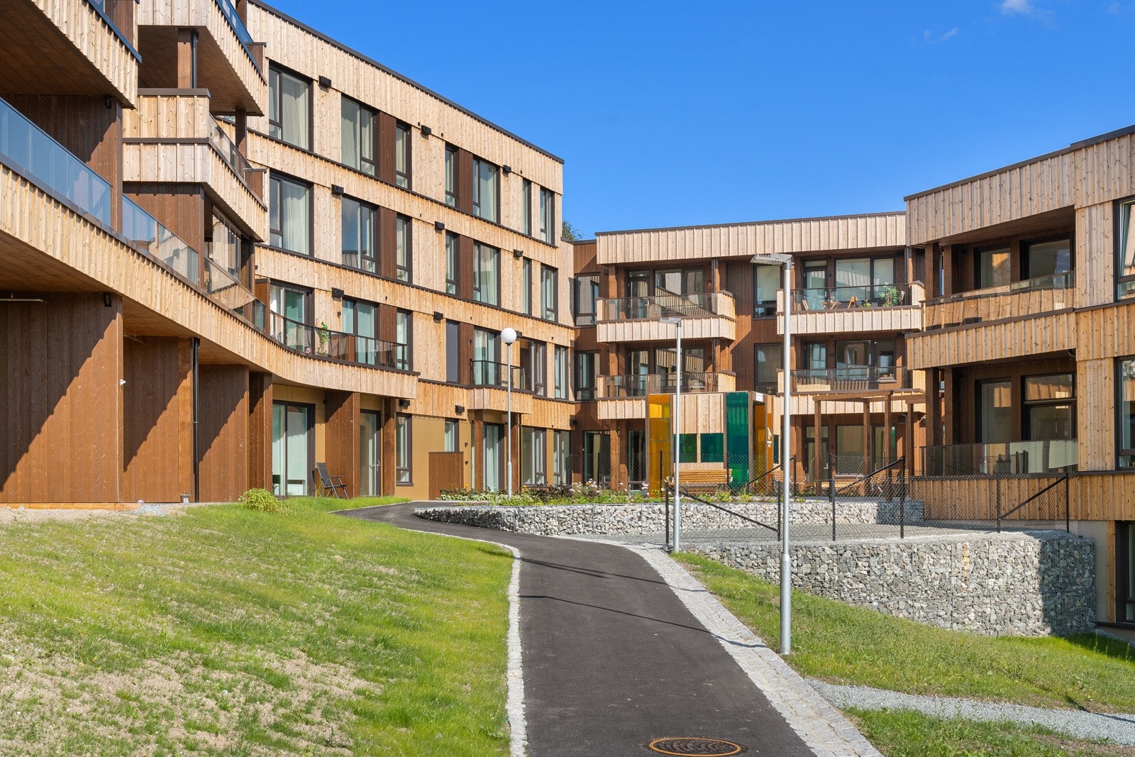 Uteområdene er opparbeid med sansehage, blomsterbed, plen og gjesteparkering. Galleribilde