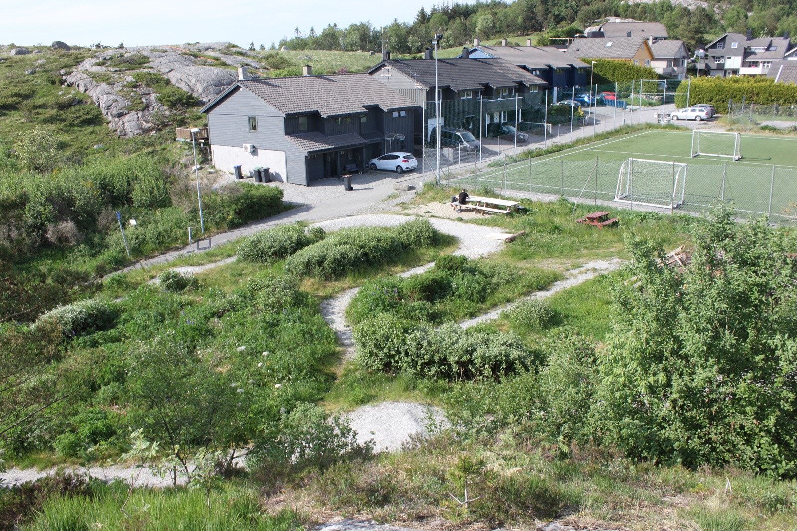 Rekkehusene som skal bygges kommer i forlengelse av eksisterende boligrekke Galleribilde