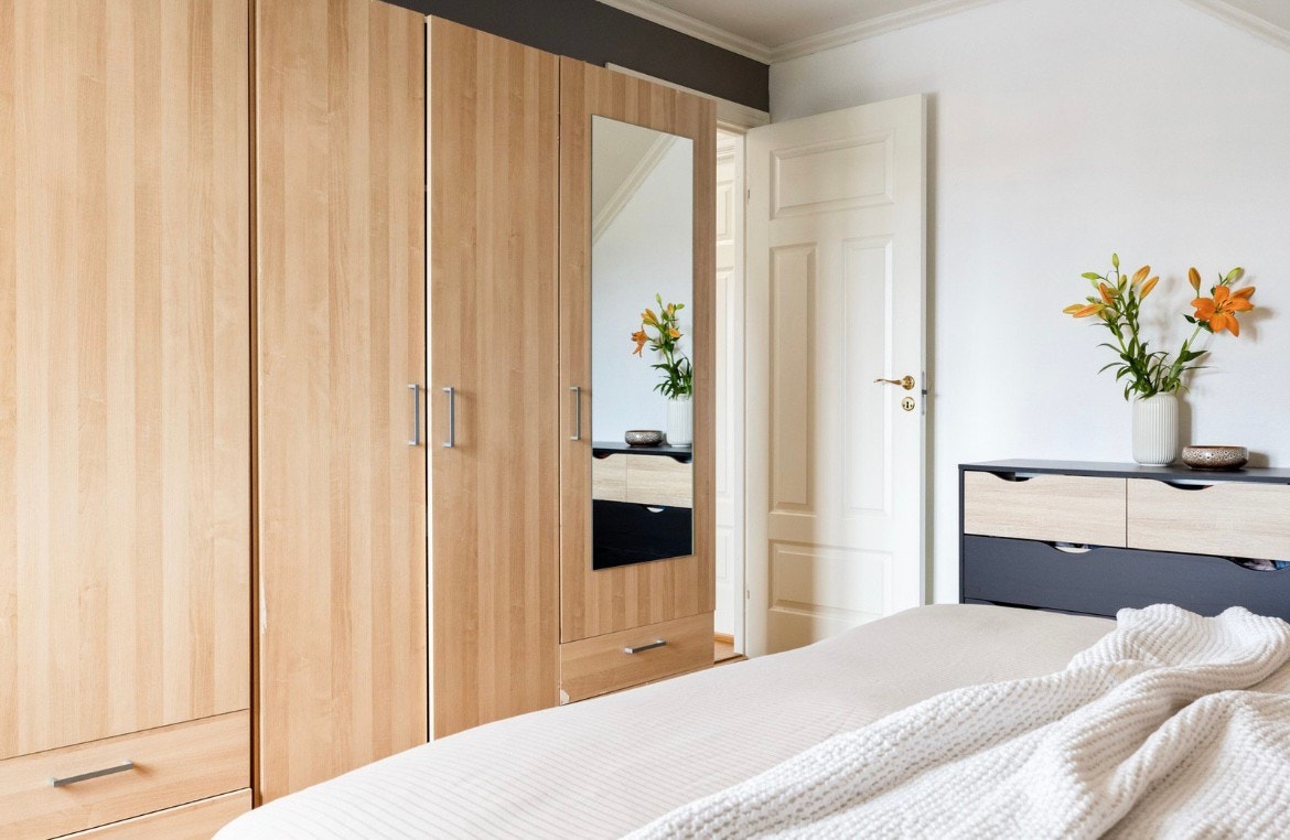 Et romslig garderobeskap gjør det enkelt å holde orden i sakene Galleribilde