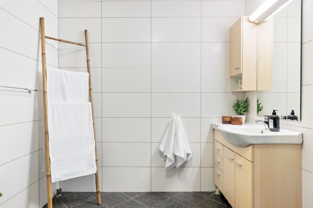 Baderommet er flislagt med varmekabler i gulvet Galleribilde