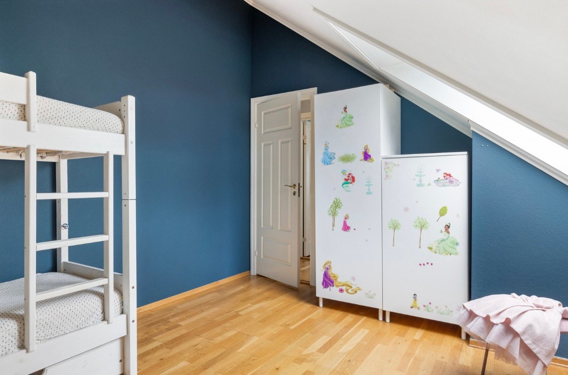 Soverom har plass til seng, garderobe og diverse møblement. Galleribilde