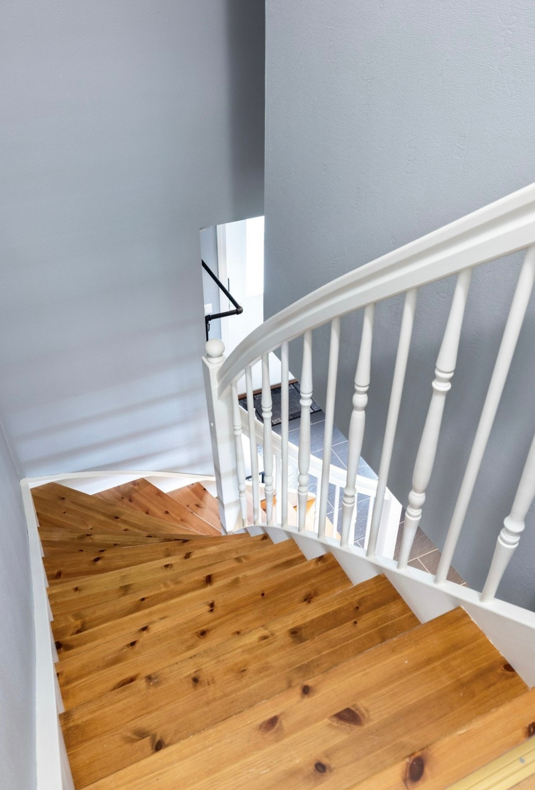 Trappen fører opp til andre etasje hvor de tre soverommene befinner seg Galleribilde