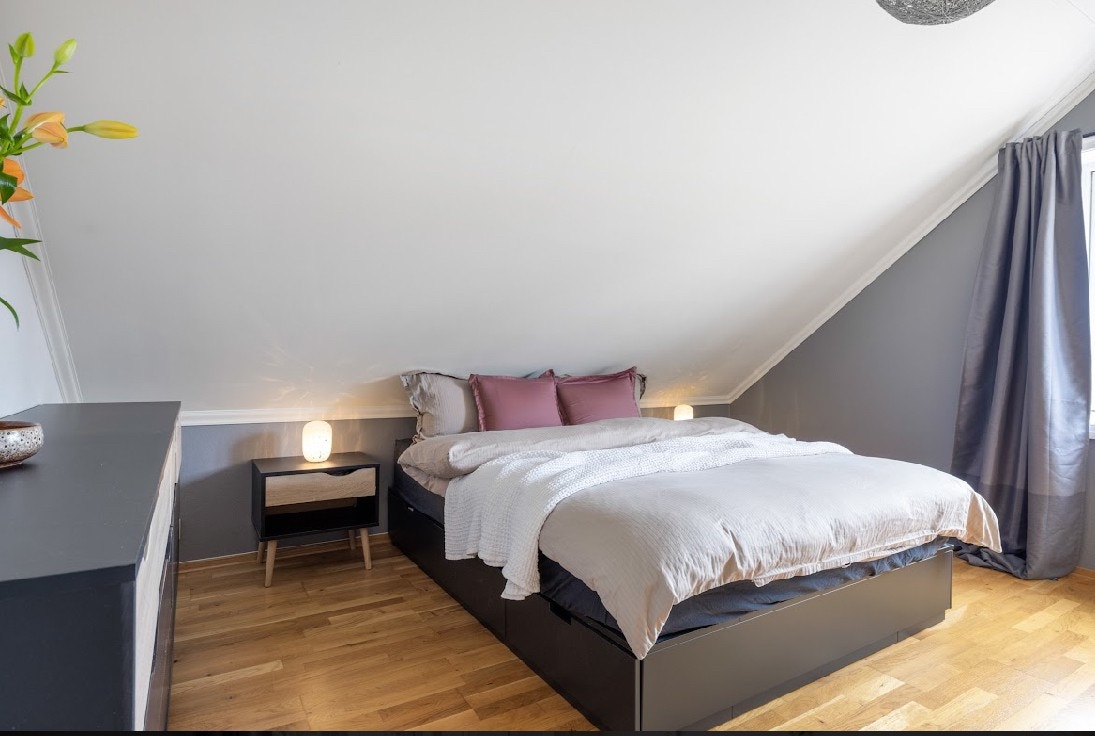 Et delikat hovedspverom med plass til dobbelseng og nattbord Galleribilde