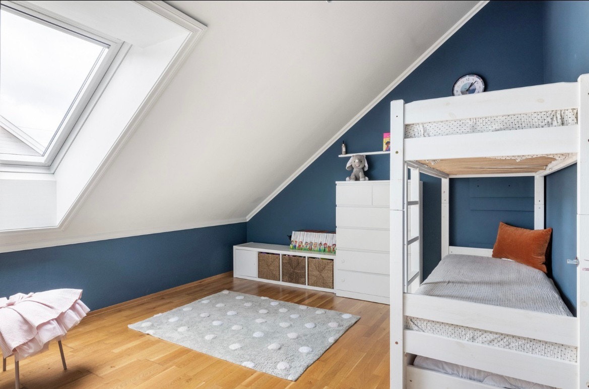 Dette soverommet har skråtak med vindu Galleribilde