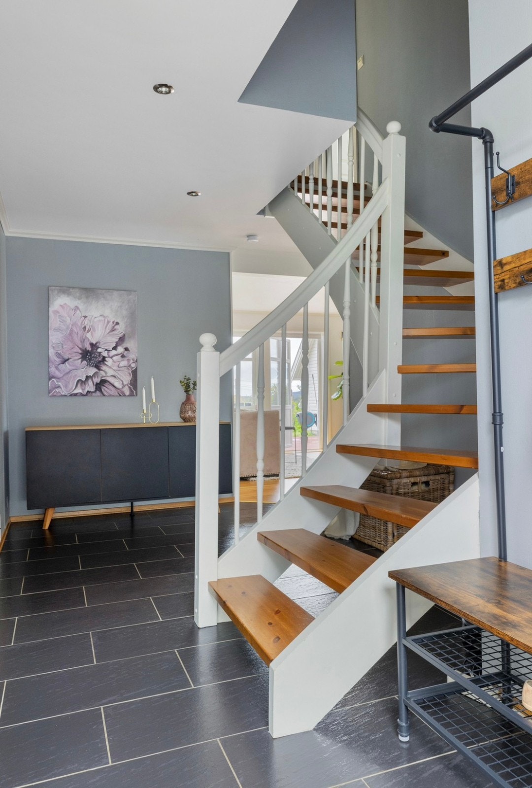 Baderom og vaskerom ligger tilknyttet entreen. Det er varmekabler i hele første etasjen. Galleribilde