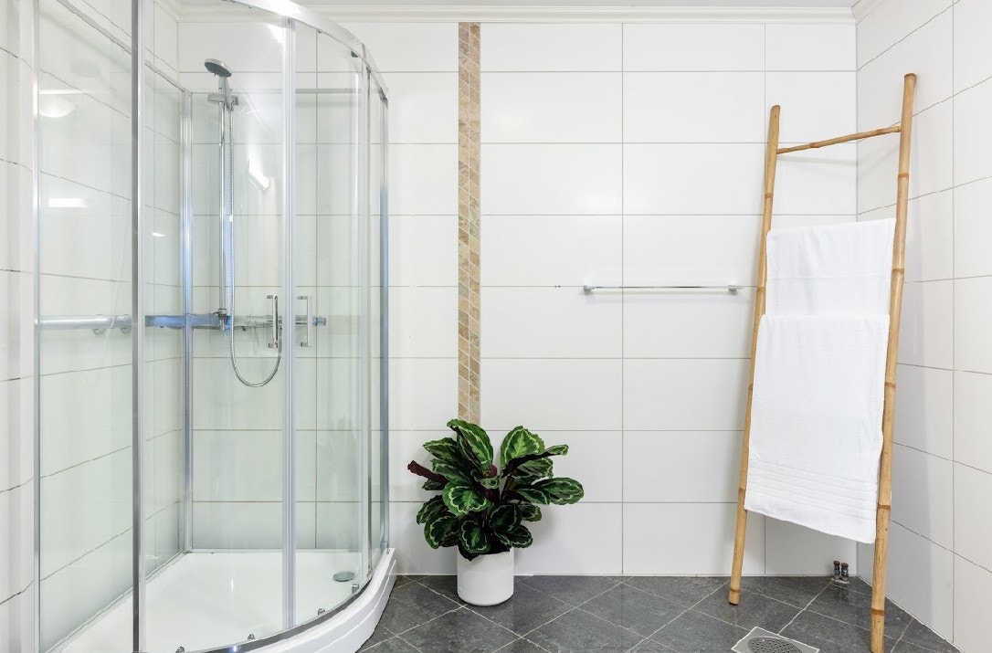 Rommet har innredning med nedfelt servant og dusjkabinett Galleribilde