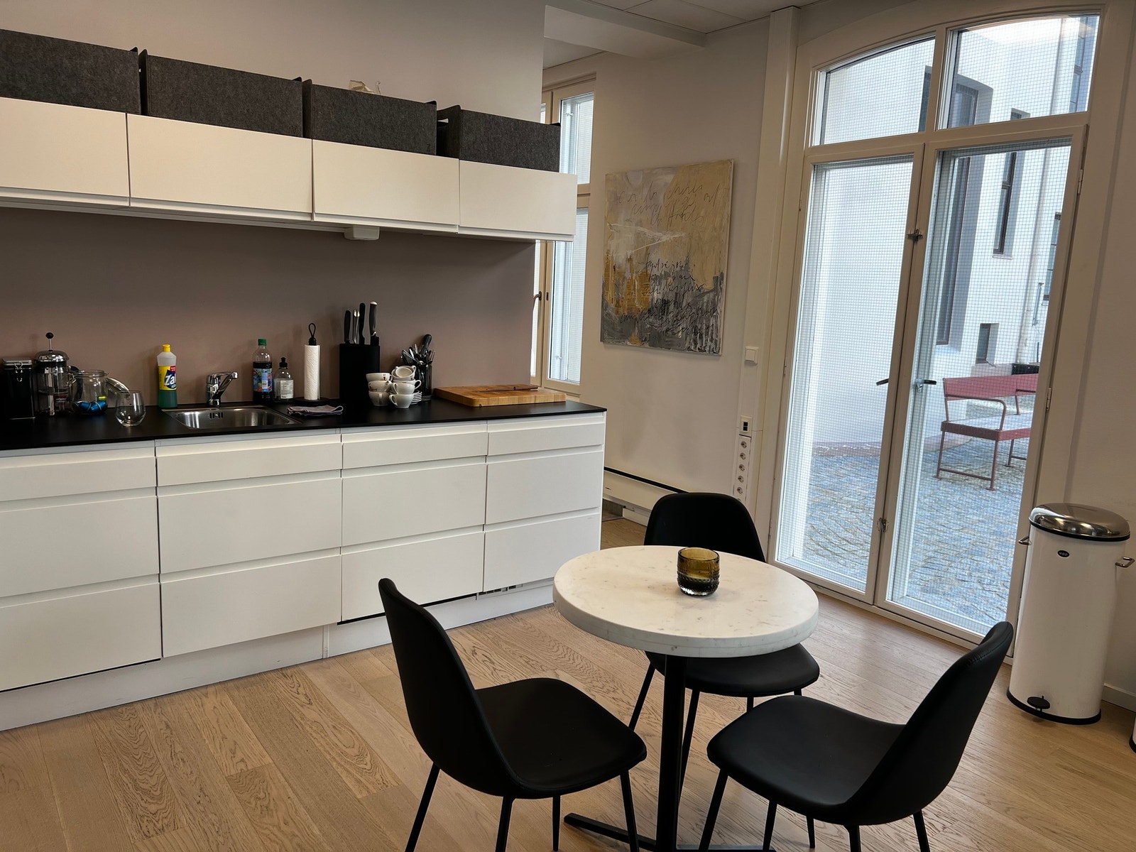 Felles kjøkken med oppvaskmaskin og alt nødvendig kjøkken utstyr Galleribilde