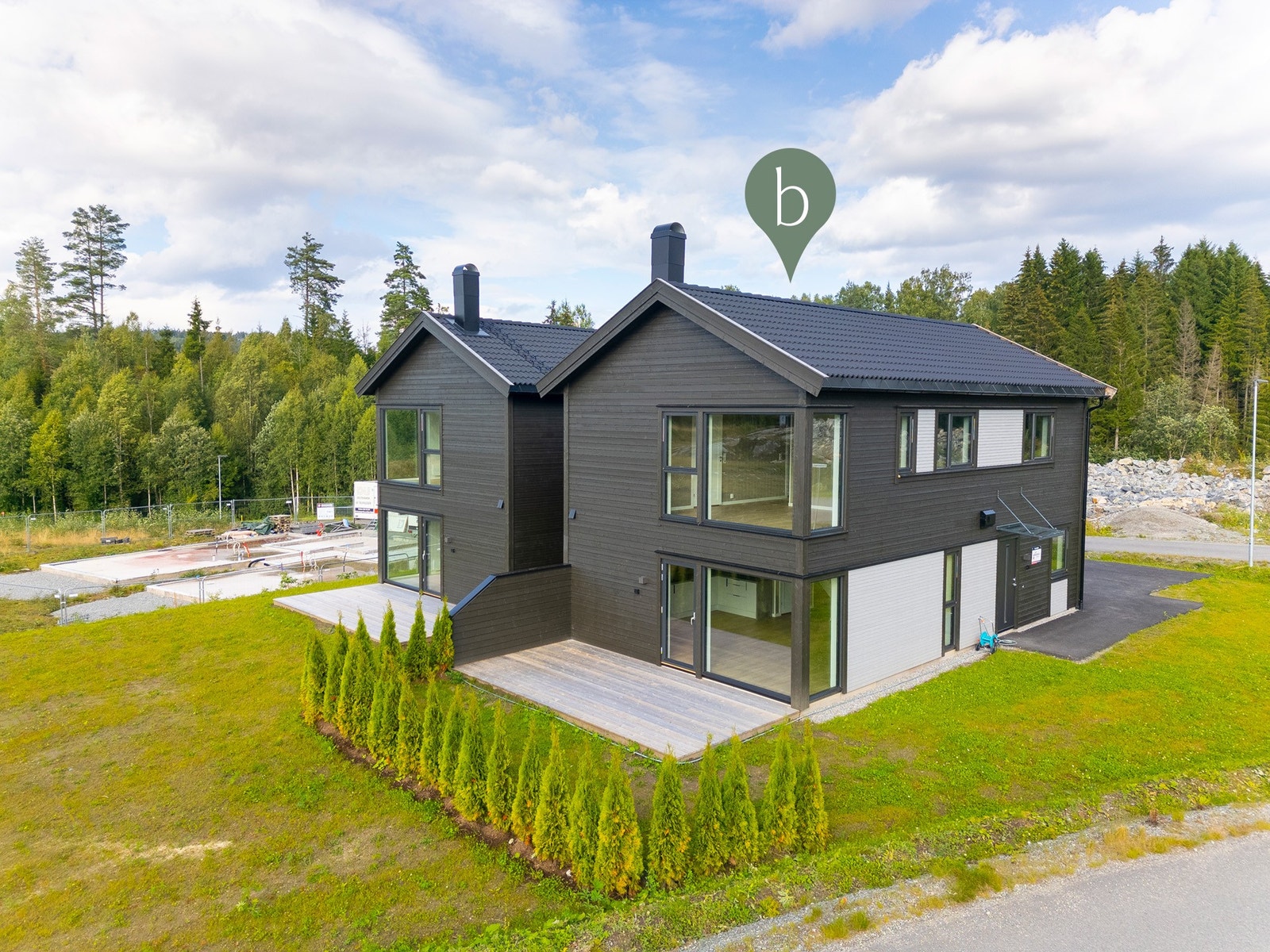 To eneboliger i kjede, foto av samme type bolig på annen tom. Foto er fra samme type bolig på annen tomt (Trollkoken 2). Avvik kan forekomme. Galleribilde