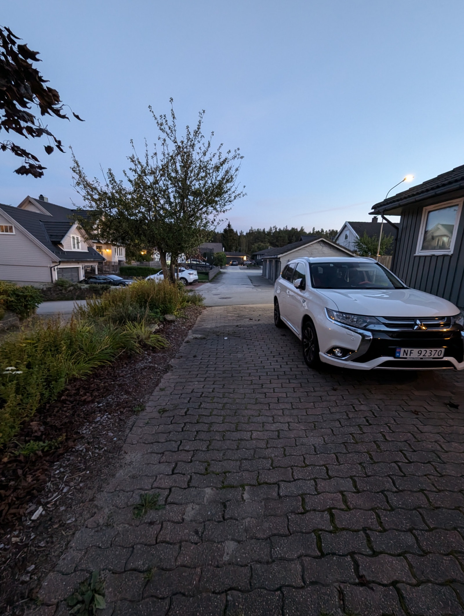 Parkering på tomt 1 bil Galleribilde