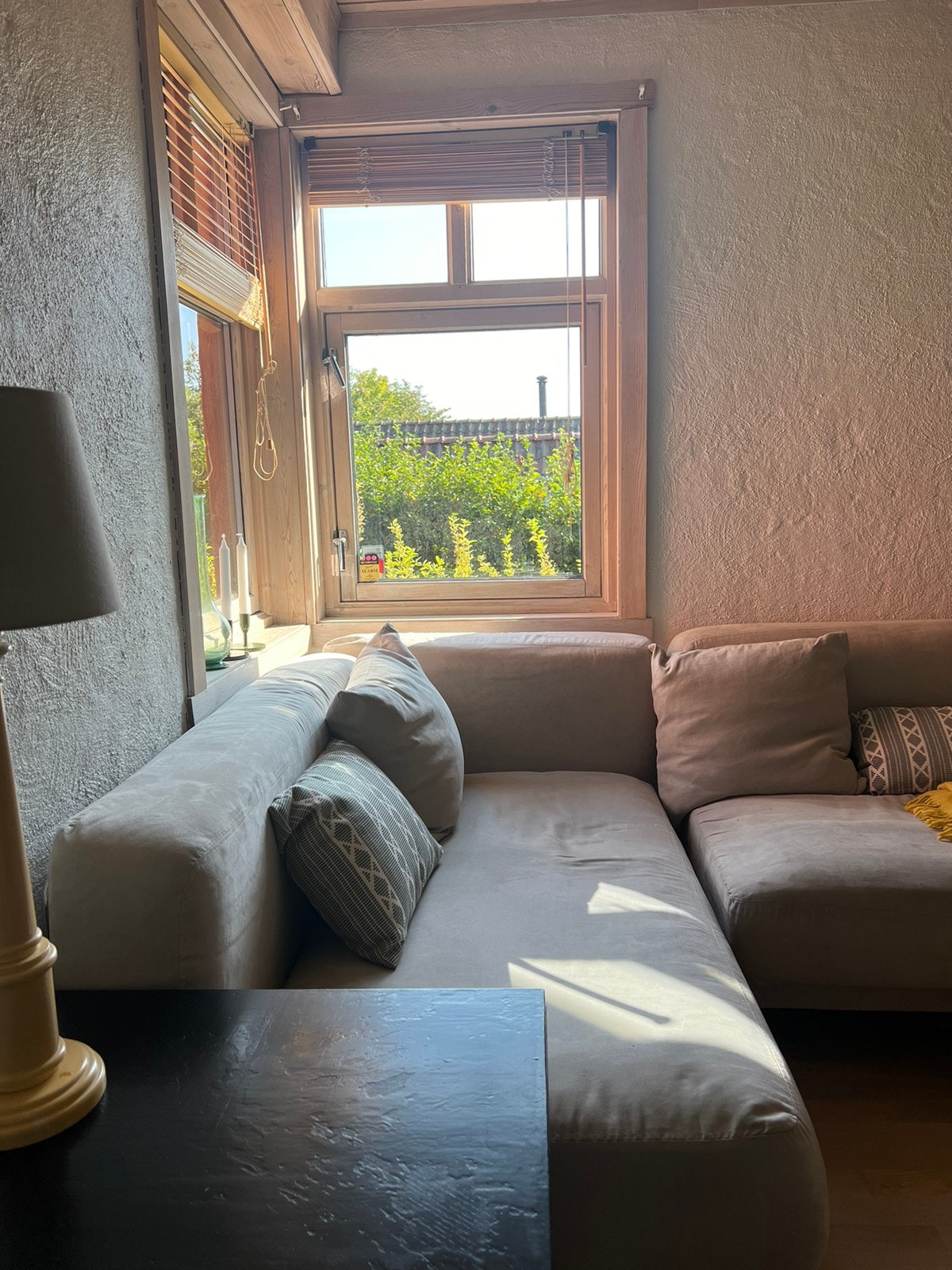 NB: Her har vi satt inn et nytt klesskap etter at dette bildet er tatt, men sofaene er der fremdeles likevel Galleribilde