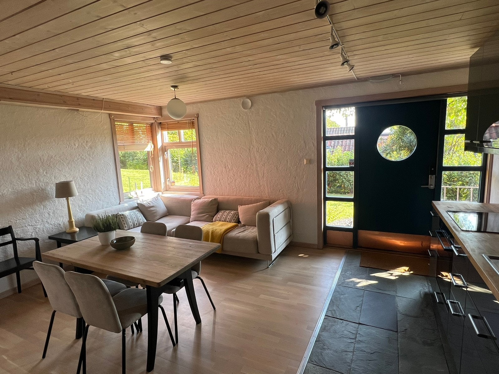 Mye lysinnslipp i kjøkken og stuer. NB: Her har vi satt inn et nytt klesskap etter at dette bildet er tatt, helt til venstre i bildet, men sofaene er der fremdeles likevel Galleribilde