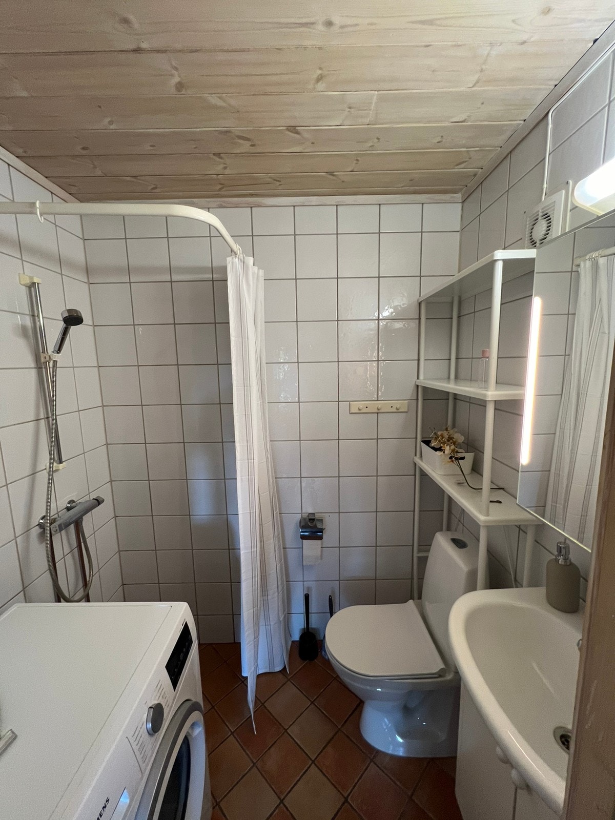 Et lite bad, men med plass til vaskemaskin også Galleribilde