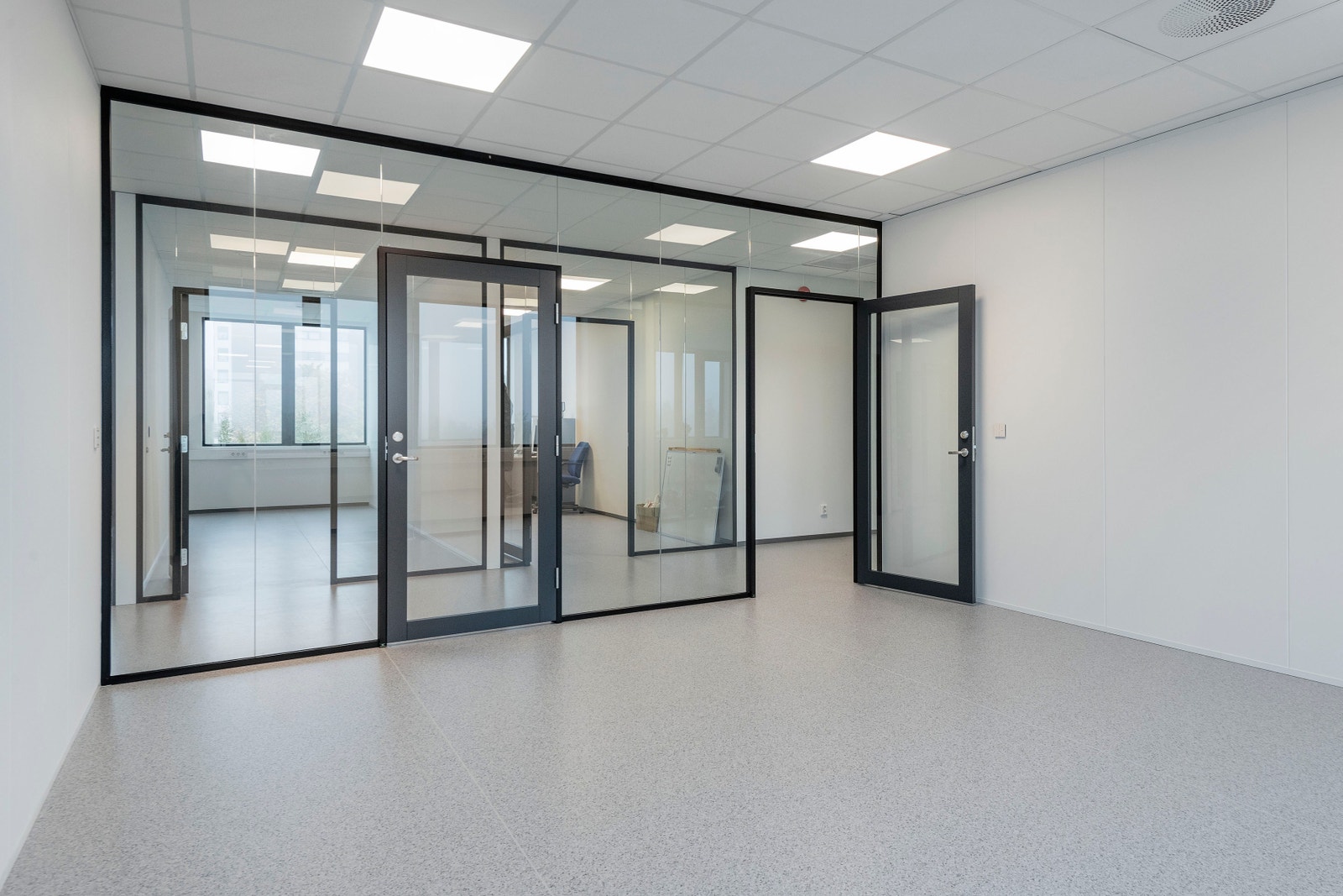 Større kontor lys og glass kontor med fint utsikt på 4-etasje Galleribilde