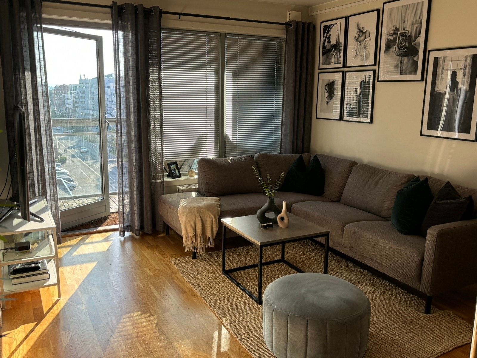 Stue med sofa, Tv-benk og bord som følger med i leie, sofa ny i fjor og fremstår som ny. Galleribilde