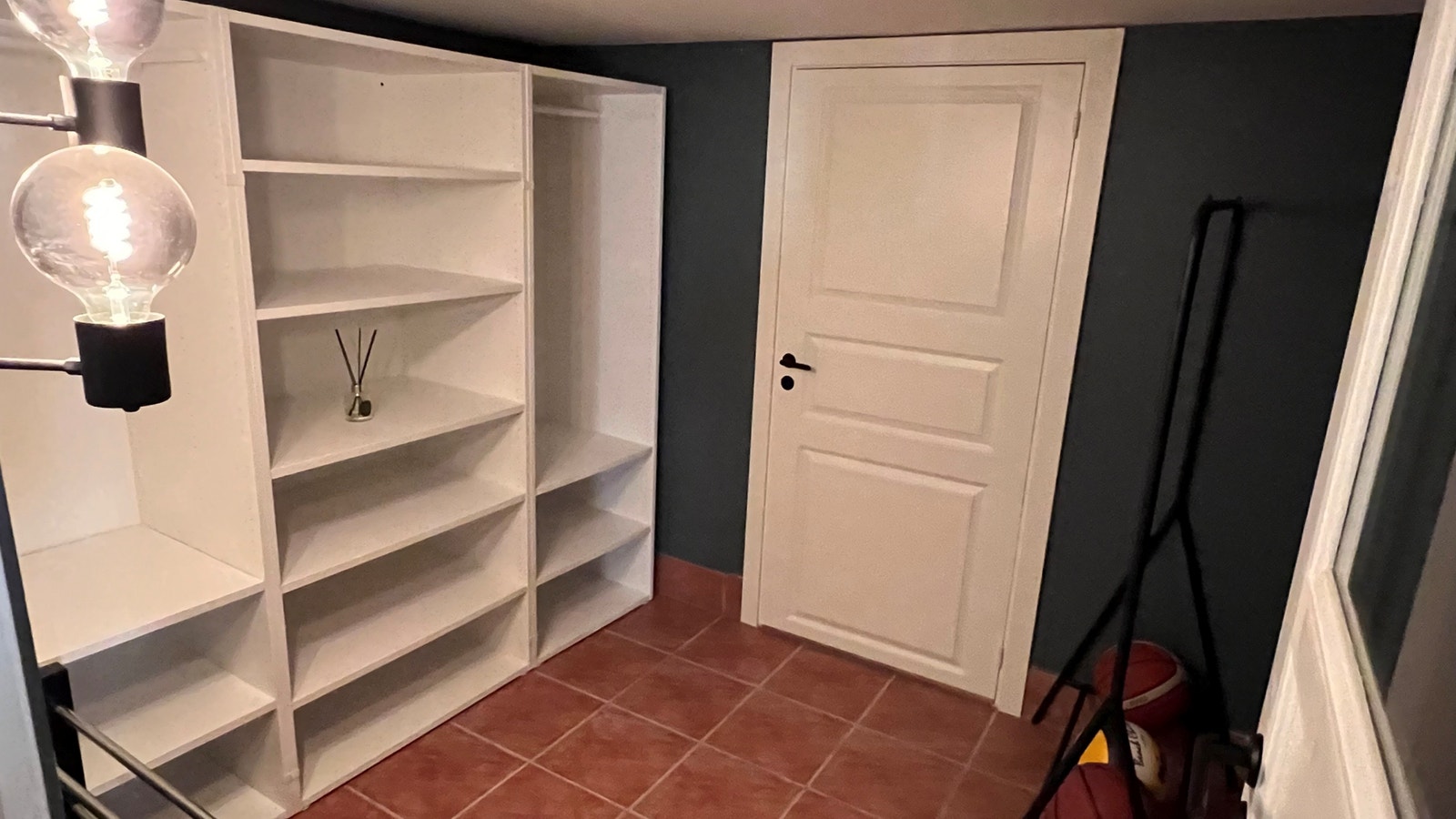 Walk in Garderobe - før soverom 2 Galleribilde