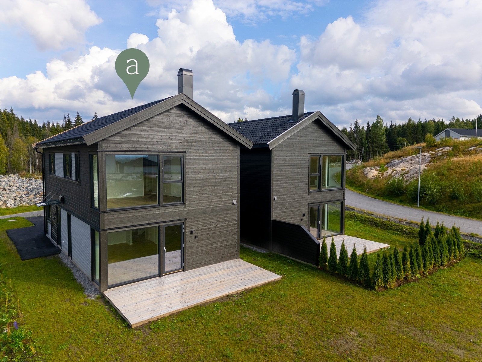 To eneboliger i kjede, foto av samme type bolig på annen tom. Foto fra samme type bolig på annen tomt. Avvik kan forekomme. Galleribilde