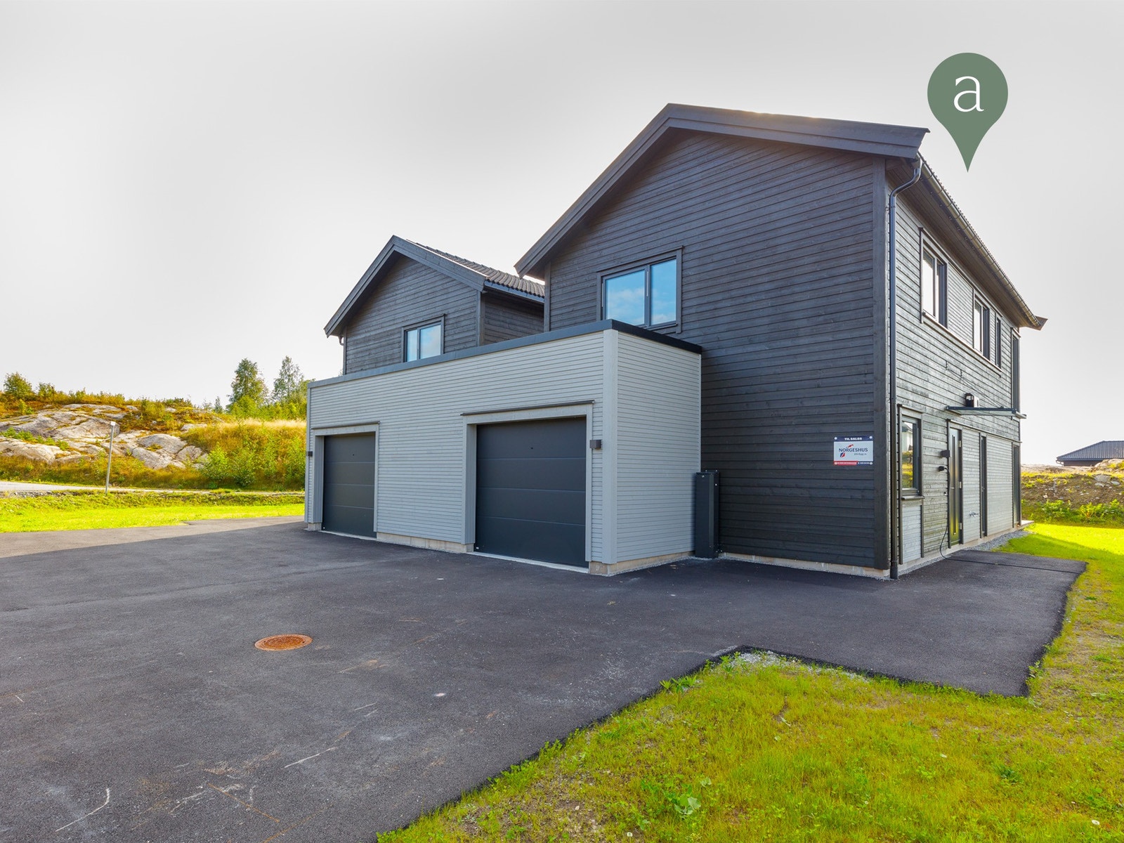 Boligen har garasje med bod, de to boligene deler en stor felles asfaltert gårdsplass. Foto fra samme type bolig på annen tomt. Avvik kan forekomme. Galleribilde