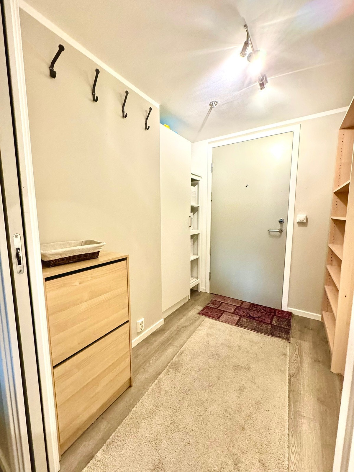 Gangen har dør og føles som et eget rom, med mye skapplass og praktiske oppbevaringsløsninger. Galleribilde