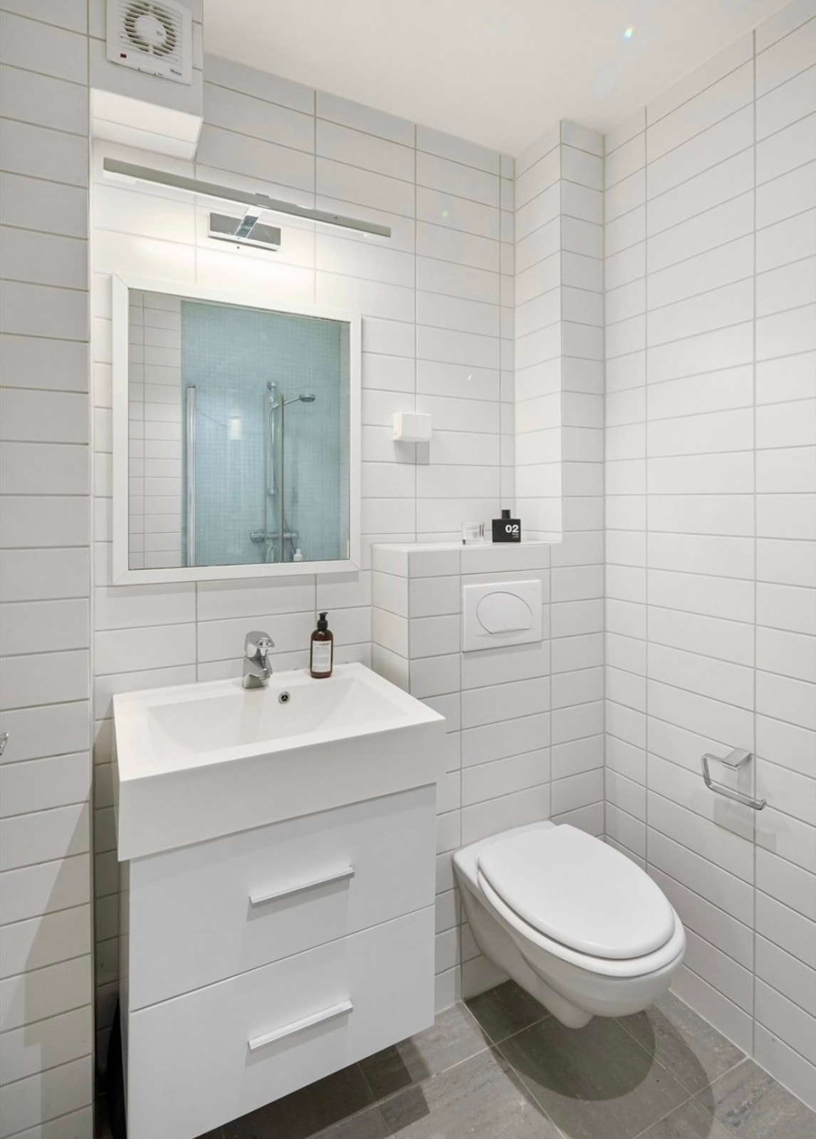Godt med lagringsplass på badet Galleribilde