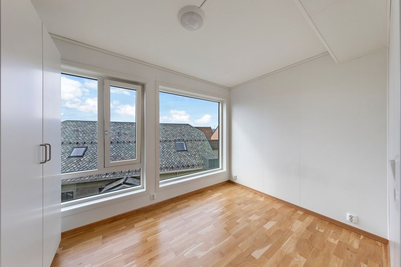 Soverom med store vindusoverflater Galleribilde