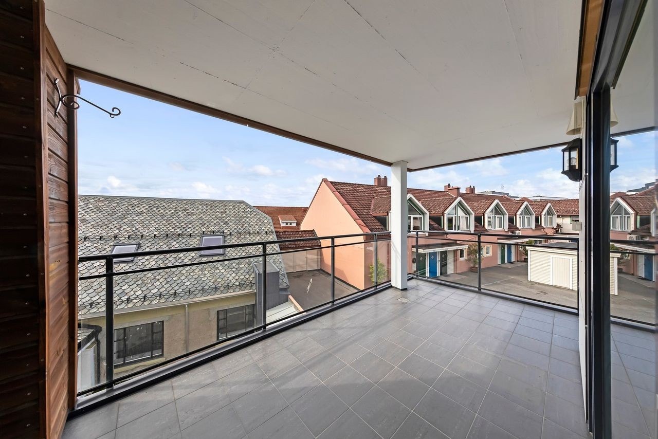 Takoverbyd balkong med utgang fra stue Galleribilde