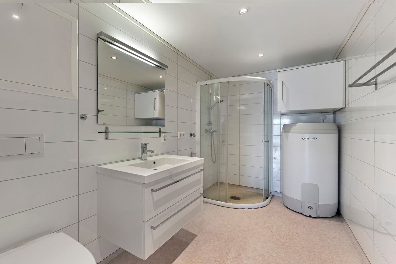 Bad med vinylbelegg på gulv med gulvvarme. Våtromsskader på vegger. Rommet er innredet med baderomsinnredning med… Galleribilde