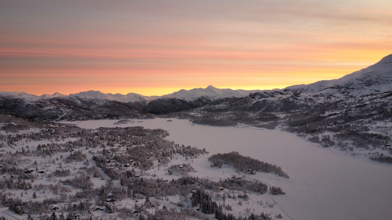 Oversiktsbilde som viser de to byggene som er ferdigstilt. Siste byggetrinn blir midt mellom disse. Galleribilde