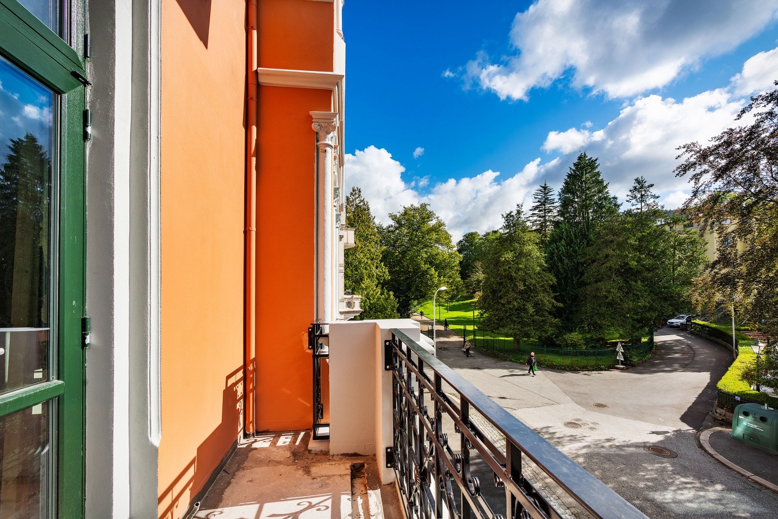 Nyt sol og utsikt over nabolaget på egen balkong Galleribilde