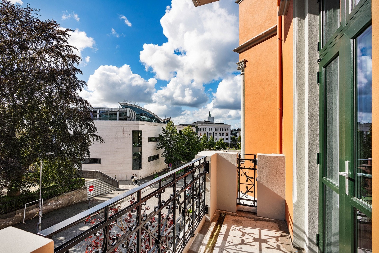 Nyt sol og utsikt over nabolaget på egen balkong Galleribilde