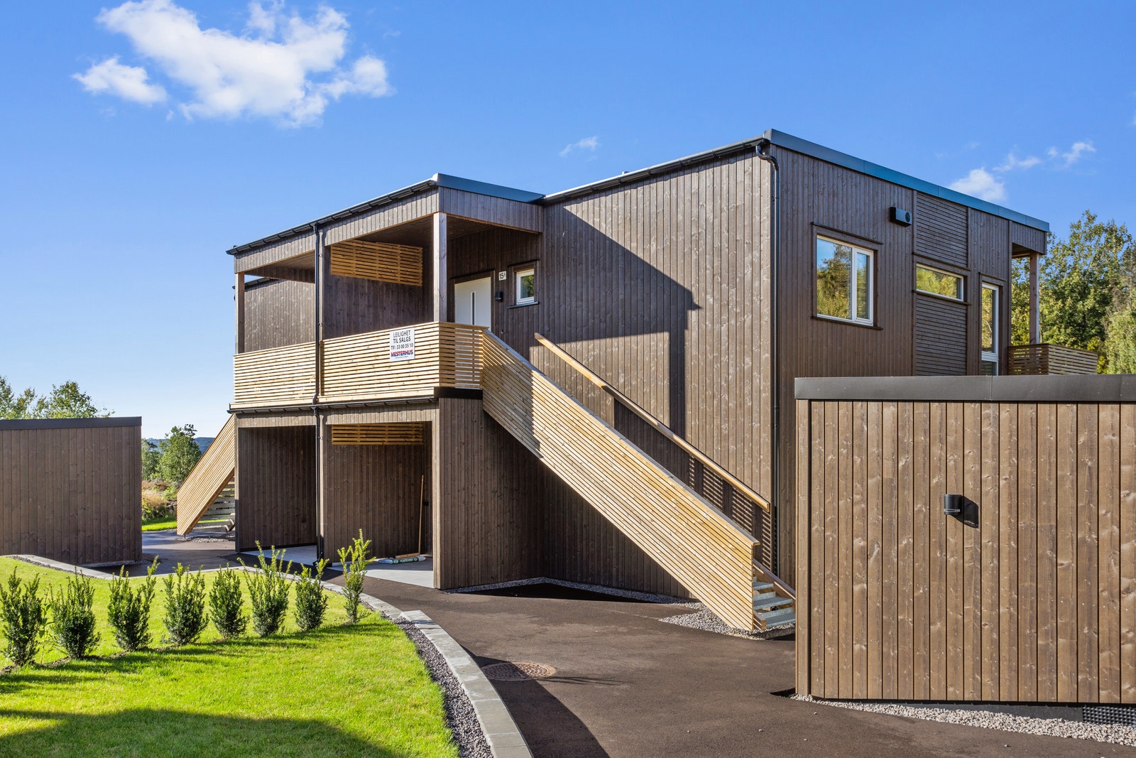 Uteområdene er opparbeidet med plen, hekk og asfalt. Galleribilde