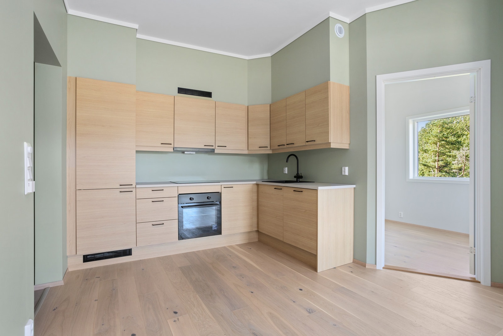 Kjøkkenet har integrert kjøl/fryseskap og oppvaskmaskin Galleribilde