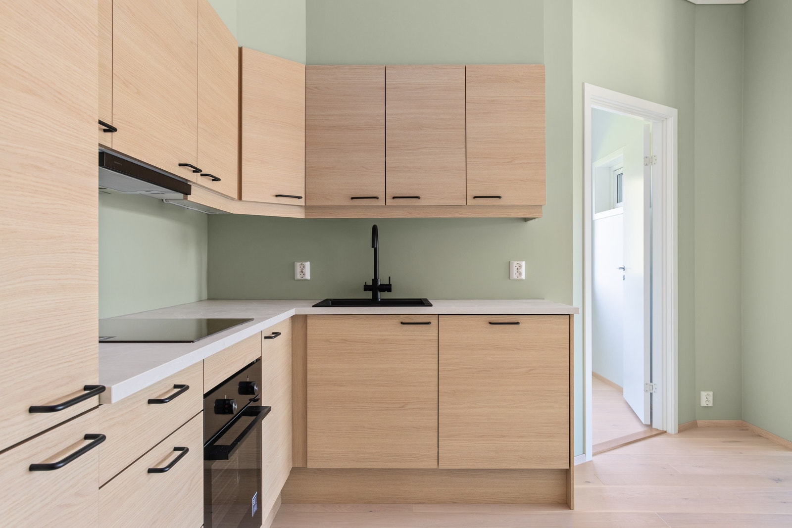 Kjøkkenet har lekre sorte detaljer Galleribilde