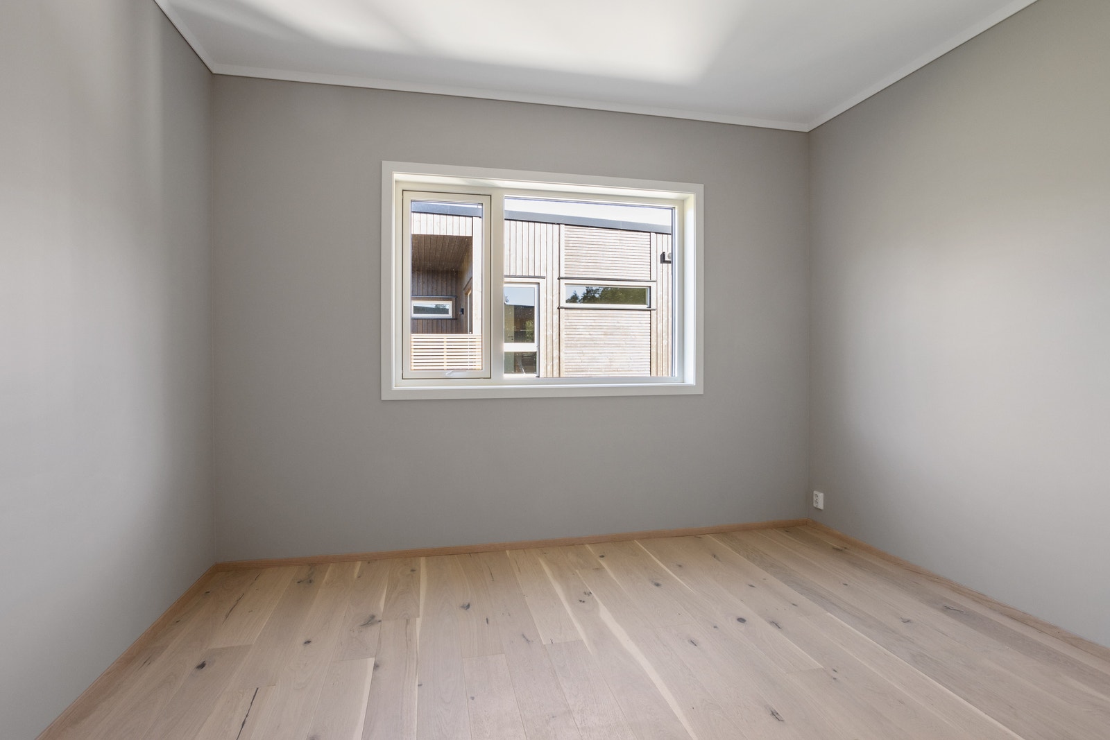 Hovedsoverommet er malt i en lekker farge, og har god plass til garderobeskap Galleribilde