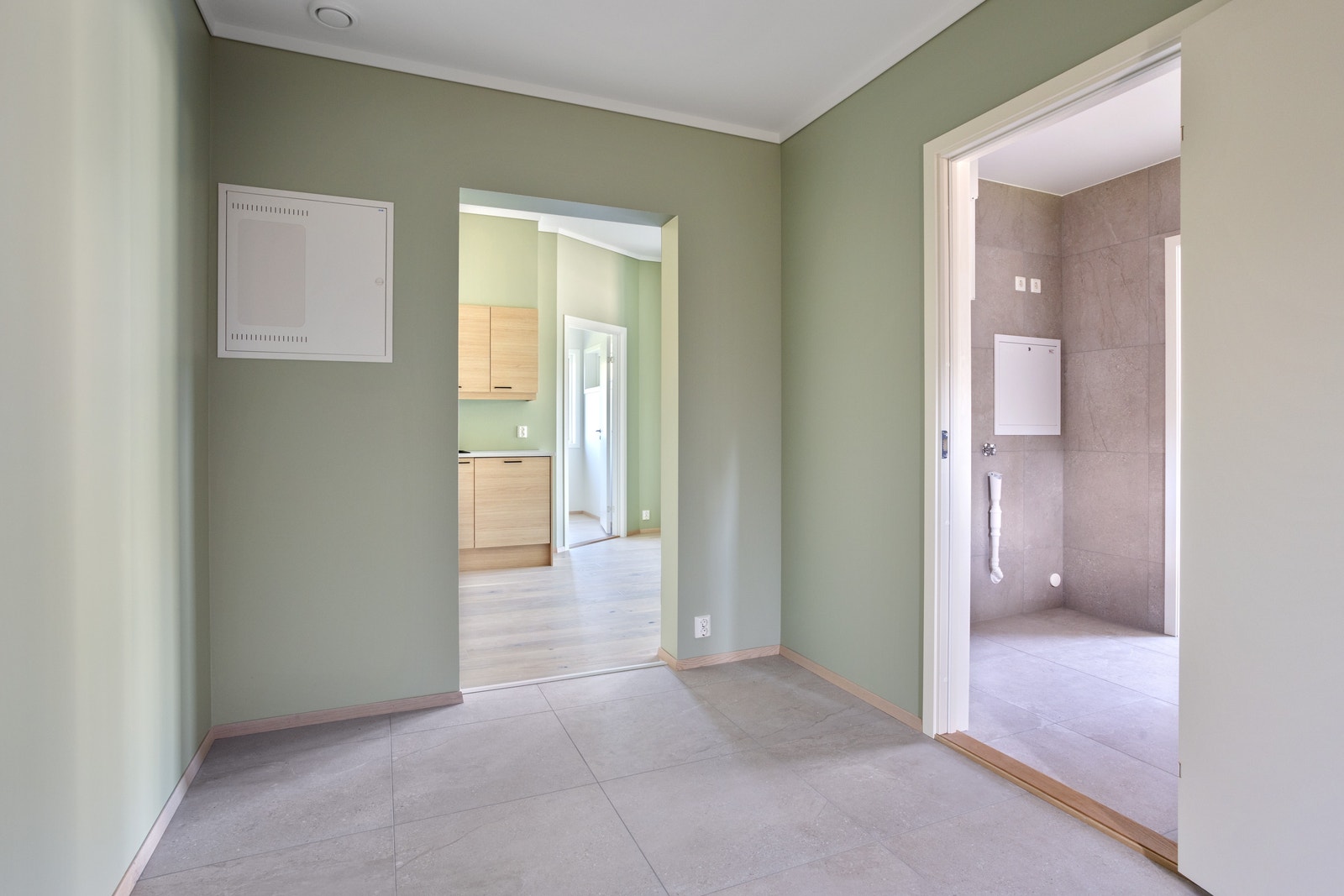 Fra gangen er det inngang til badet og kjøkken/stue. Galleribilde