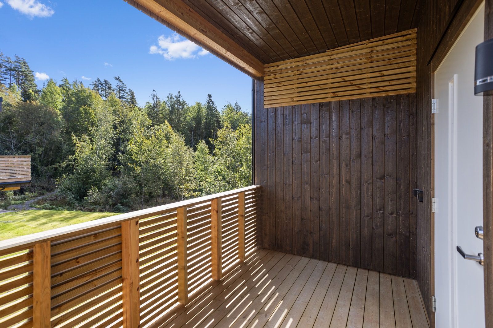 Ved inngangen er det en liten uteplass hvor det er mulig å nyte morgenkaffen Galleribilde