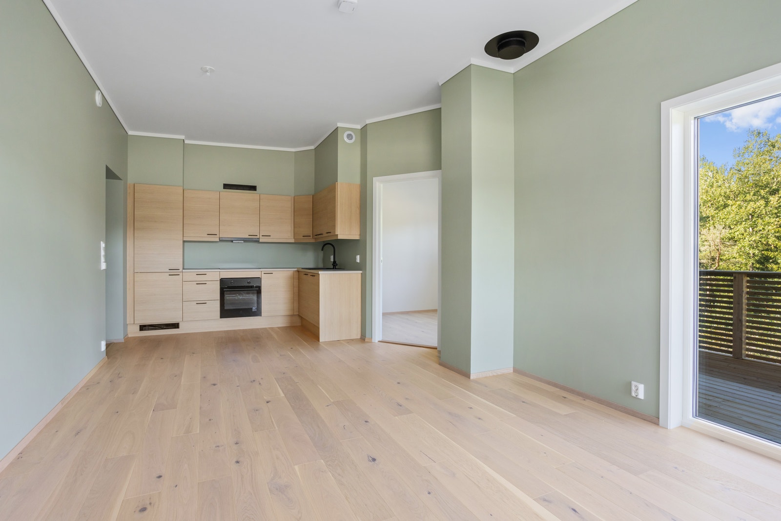 Fra kjøkken/stue er det inngang til gjesterom/barnerom Galleribilde