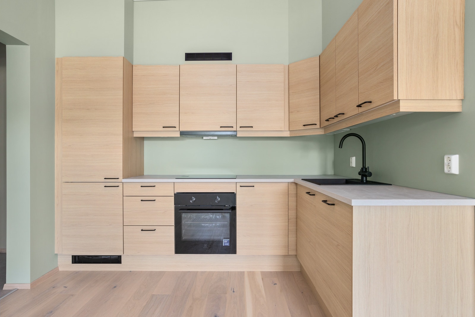 Romslig kjøkken levert av JKE Galleribilde