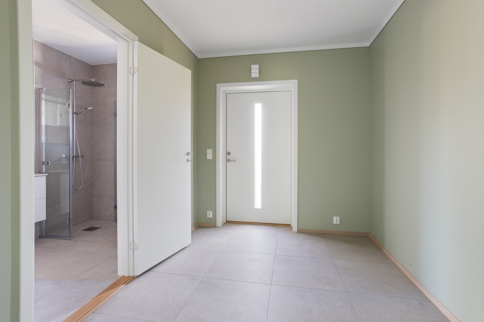 Gangen har god plass til garderobeskap, benk og knagger til yttertøy. Galleribilde