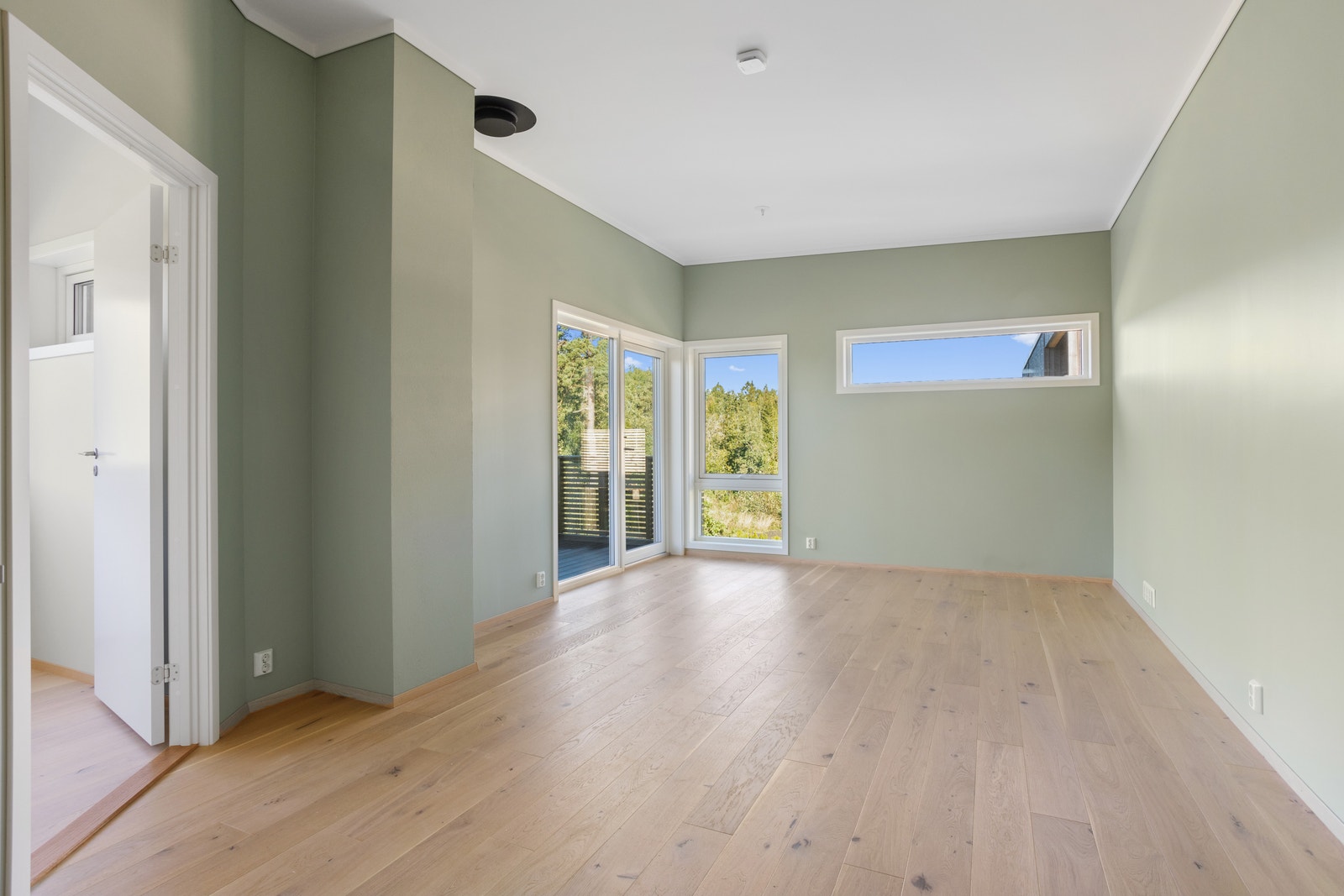 Boligen har stor, lys stue med utgang til veranda. Galleribilde