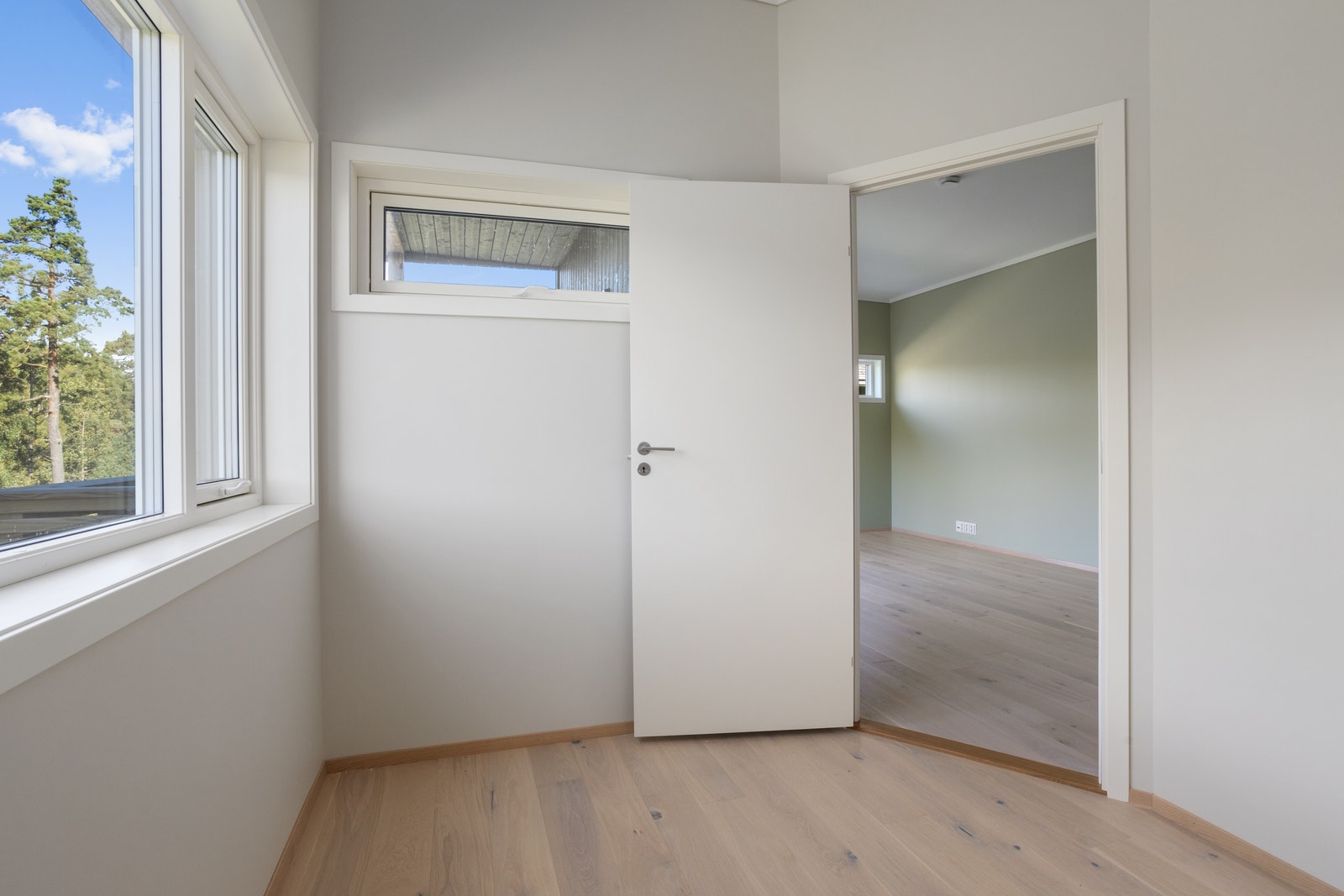 Lyst gjesterom/barneromligger ved kjøkkenet. Galleribilde