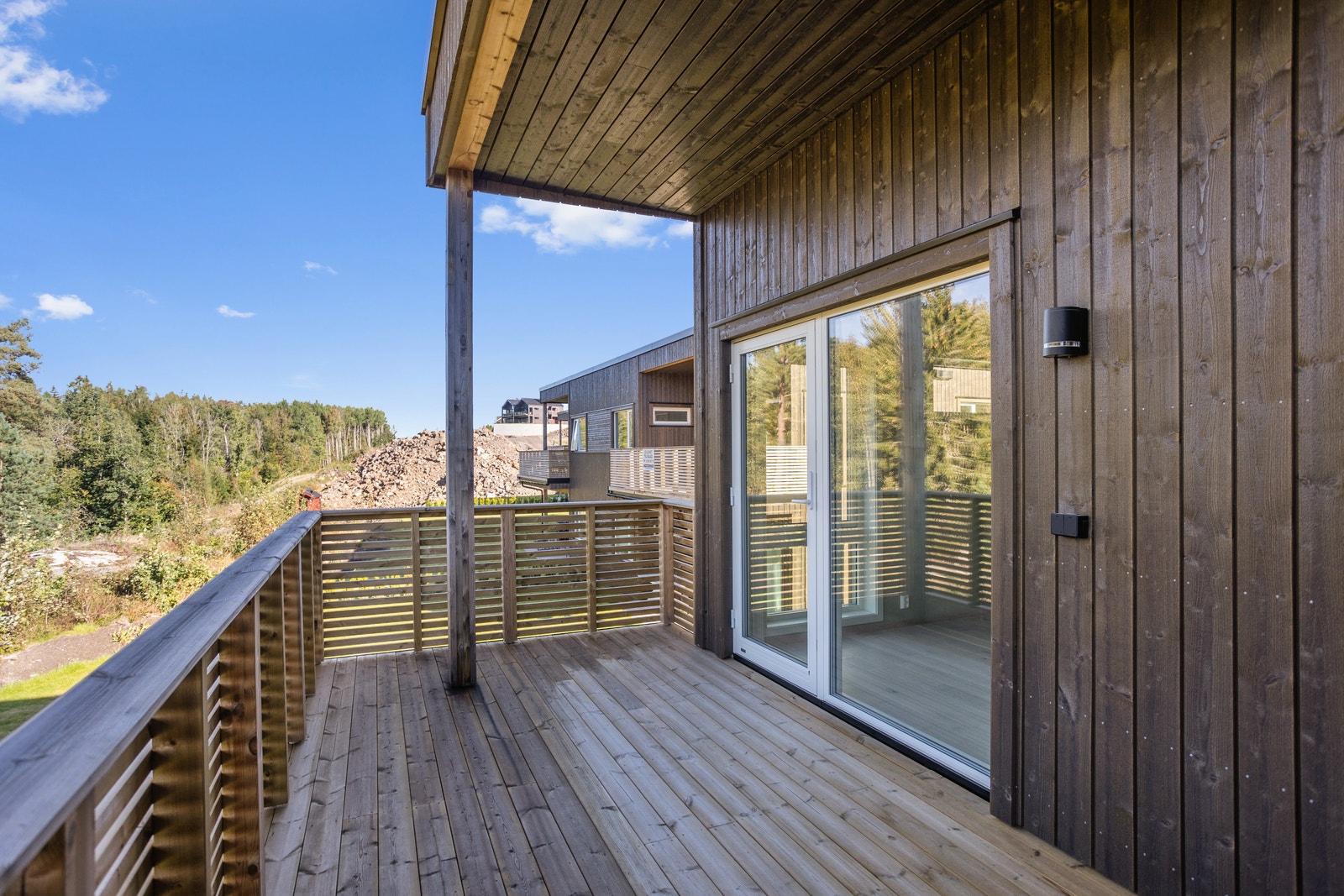 Terrassen er på 13,4m2 og har et praktisk takoverbygg Galleribilde