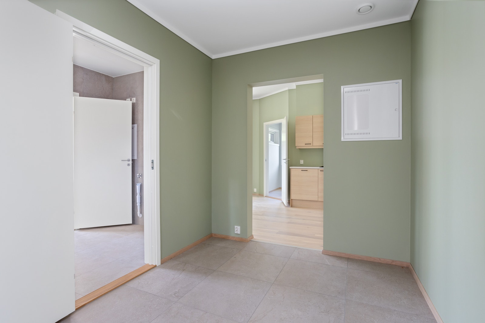 Fra gangen er det inngang til kjøkken/stue og bad. Galleribilde